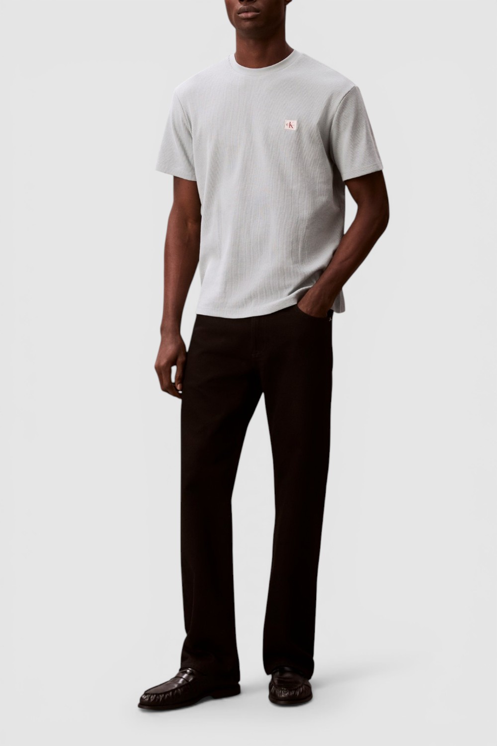 תמונת כל הלוק של חולצת טי בגזרה משוחררת